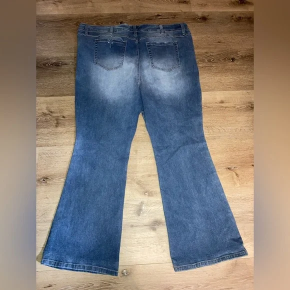 Torrid Luxe Slim Bootcut Jeans Super
Stretch Light Wash Size 24 boho Everyday - Picture 4 of 15